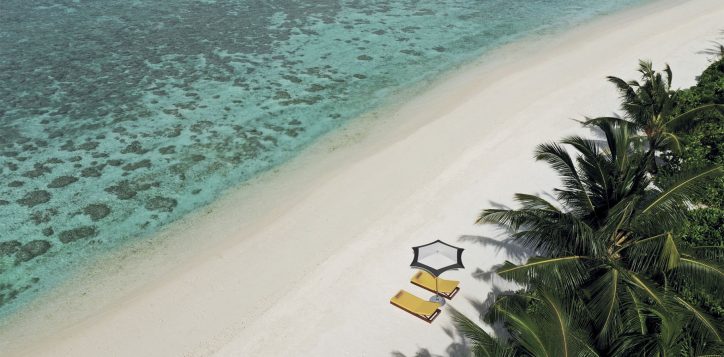 pmm_umbrella_deckchairs_aerial