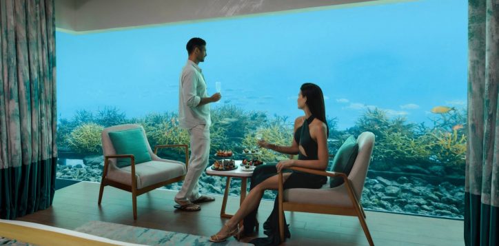 pullman_underwater-villa_couple1_champagne_3990-2